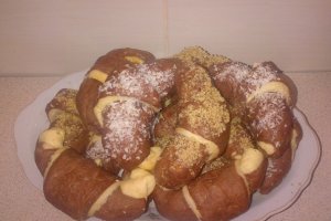 Desert Cornuri pufoase in doua culori, cum sa faci acasa cele mai delicioase si pufoase cornuri