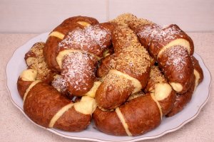 Desert Cornuri pufoase in doua culori, cum sa faci acasa cele mai delicioase si pufoase cornuri