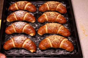 Desert Cornuri pufoase in doua culori, cum sa faci acasa cele mai delicioase si pufoase cornuri