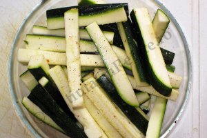 Bastonase de zucchini la cuptor