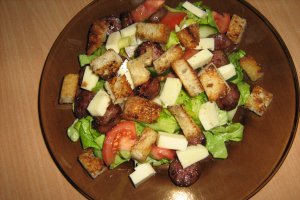 Salata cu mozzarela, cirnaciori si crutoane