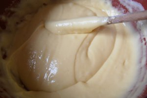 Chec cu fructe de padure si glazura de ciocolata alba