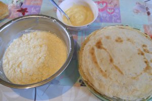 Clatite cu branza si sos de vanilie