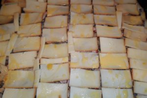 Aperitiv pe blat din felii de paine neagra