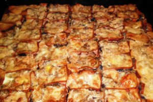 Aperitiv pe blat din felii de paine neagra