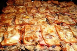 Aperitiv pe blat din felii de paine neagra