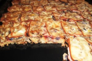 Aperitiv pe blat din felii de paine neagra