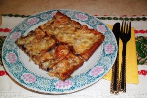 Aperitiv pe blat din felii de paine neagra