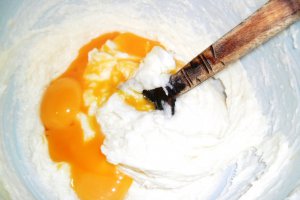 Crumble aromat, cu mere, portocale si nuci