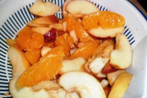 Crumble aromat, cu mere, portocale si nuci