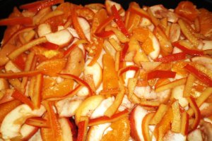 Crumble aromat, cu mere, portocale si nuci