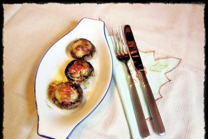 Ciuperci umplute cu carne de cârnați