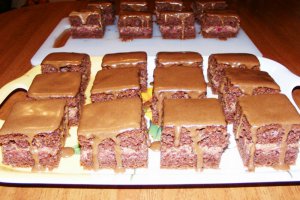 Prajitura cu ciocolata si fructe de padure