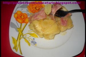 Cartofi la cuptor cu sunca