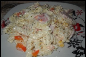 Salata de paste cu legume si sunca