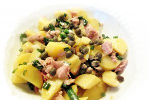 Salată de cartofi cu ton și capere