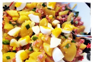 Salata de cartofi cu salam si oua