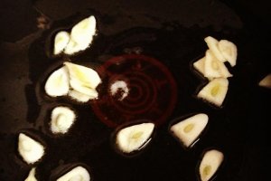 Stir-fry cu pui, muguri de fasole şi legume