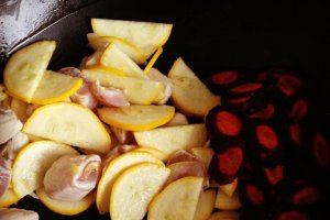 Stir-fry cu pui, muguri de fasole şi legume