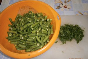 "Maglubeh bil foul akhdar"-"Maglubeh" cu pastai de bob verde de gradina