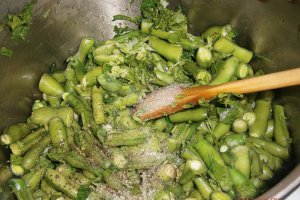 "Maglubeh bil foul akhdar"-"Maglubeh" cu pastai de bob verde de gradina