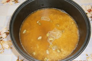"Maglubeh bil foul akhdar"-"Maglubeh" cu pastai de bob verde de gradina
