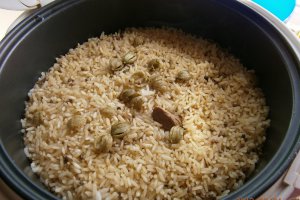 "Maglubeh bil foul akhdar"-"Maglubeh" cu pastai de bob verde de gradina