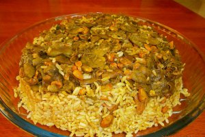 "Maglubeh bil foul akhdar"-"Maglubeh" cu pastai de bob verde de gradina