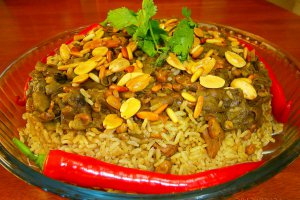 "Maglubeh bil foul akhdar"-"Maglubeh" cu pastai de bob verde de gradina