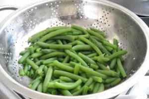 Peste cu salata de fasole