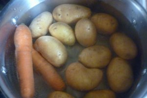Gulas de vita cu piure pufos de cartofi si morcovi