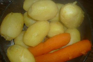 Gulas de vita cu piure pufos de cartofi si morcovi