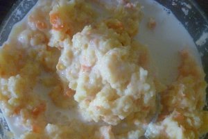 Gulas de vita cu piure pufos de cartofi si morcovi