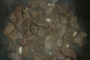 Gulas de vita cu piure pufos de cartofi si morcovi