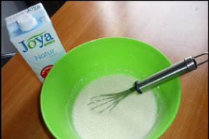 Clatite cu gem de caise, nuca si sos de vanilie (de post)