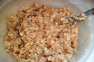 Budinca de gris cu dulceata de mure pe blat de biscuiti si nuca