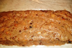 Budinca de gris cu dulceata de mure pe blat de biscuiti si nuca