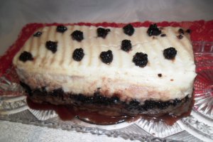 Budinca de gris cu dulceata de mure pe blat de biscuiti si nuca