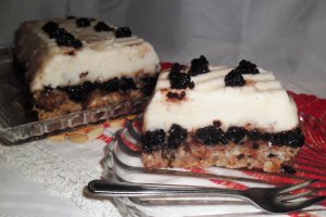Budinca de gris cu dulceata de mure pe blat de biscuiti si nuca