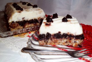 Budinca de gris cu dulceata de mure pe blat de biscuiti si nuca