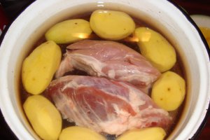 Pulpa de porc cu cartofi intregi in sos de cimbru si usturoi