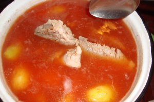 Pulpa de porc cu cartofi intregi in sos de cimbru si usturoi