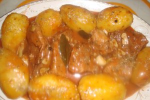 Pulpa de porc cu cartofi intregi in sos de cimbru si usturoi