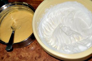 Prajitura cu crema de vanilie ,piscoturi si biscuiti