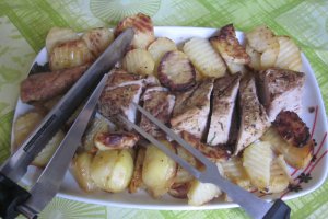 Mușchiuleț de porc cu cartofi aromați cu rozmarin