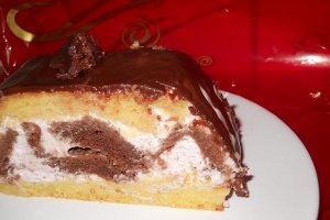 Tort cu crema de capsuni