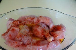 Pui si ceapa la cuptor in sos rosii si bulete de branza