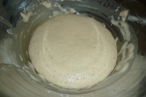 Pizza cu sunca, salam si branza