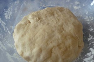 Pizza cu sunca, salam si branza