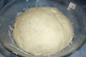 Pizza cu sunca, salam si branza